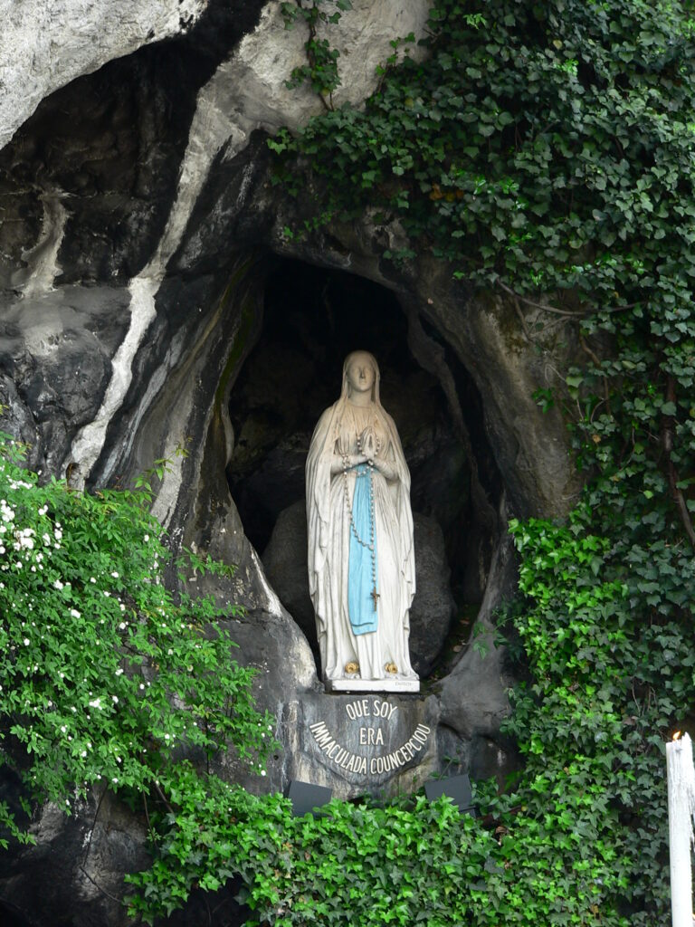 Tượng Đức Mẹ Lộ Đức tại hang Massabielle