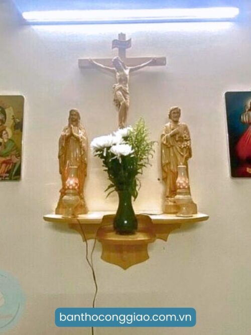 Kệ bàn thờ Chúa treo tường phòng khách 3 tầng thấp gỗ thông
