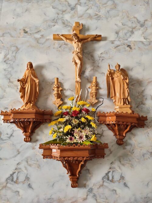 bộ bàn thờ ba đấng hiện đại trang trí phòng khách