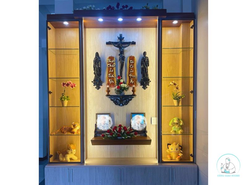 Đặt bàn thờ gia tiên ở vị trí trang trọng, thấp hơn bàn thờ Chúa