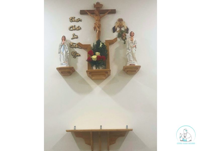 kệ bàn thờ gia đình Công Giáo 3 chân gỗ thông BTGT08