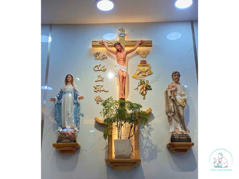 giá đỡ tượng Chúa gỗ thông cho phòng khách KBT10